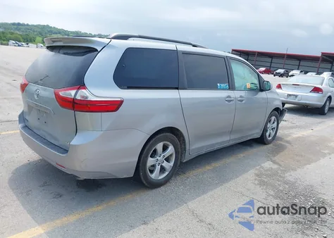 2015 Toyota Sienna Le 7 Passenger z USA, uszkodzony, nr VIN 5TDKK3DC0FS634343